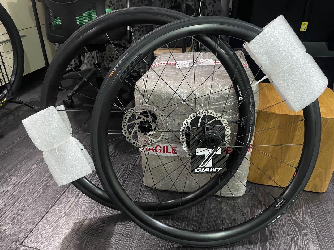 700c wheelset disc (Category: Bicycles) located in Manila. Submitted by unbranded.com (Listing ID 1118104801, Image 1). Description: Giant 700c wheelset thru axle disc, brand new, tubeless setup with Giant Course 1 25c tires, 160mm 140mm disc rotors hubs 11speed compatible take out from a bnew Giant TCR Advanced 1 road bike brand new!.
