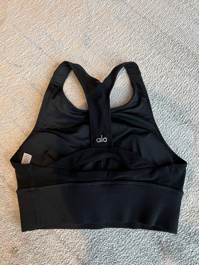 Alo Sports Bra (Category: Activewear) located in Singapore. Submitted by iandansan (Listing ID 1118099537, Image 1). Description: Brand New Never Used Small Size.