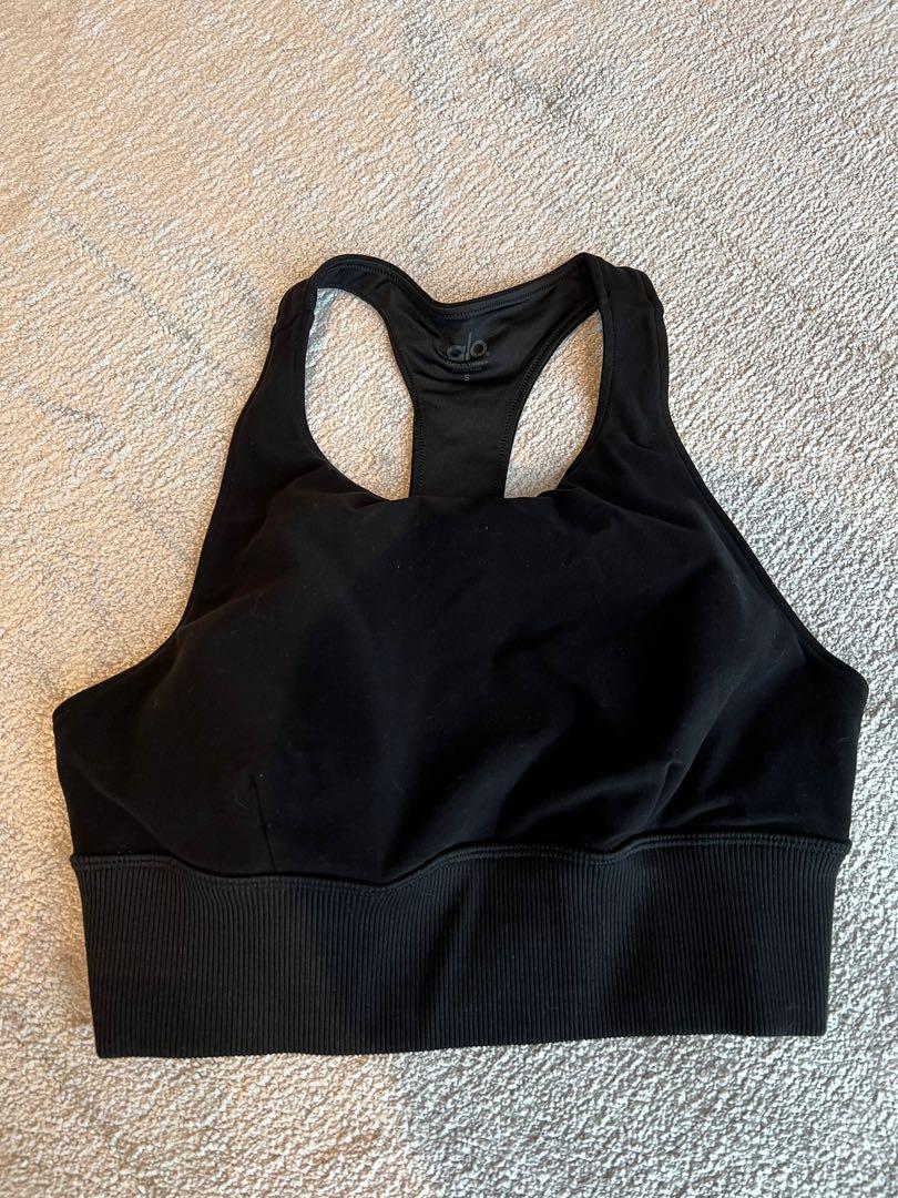 Alo Sports Bra (Category: Activewear) located in Singapore. Submitted by iandansan (Listing ID 1118099537, Image 2). Description: Brand New Never Used Small Size.