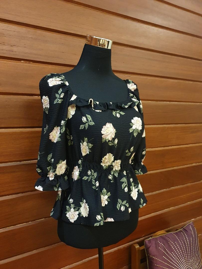 BNWT Dorothy Perkins Floral Blouse (Category: Blouses) located in Pasig City. Submitted by svp123 (Listing ID 1118077709, Image 2). Description: BNWT and sealed Dorothy Perkins floral blouse. Accidentally bought 2 so the one on the mannequin is mine. Selling the sealed and unopened one (see 4th and 5th photos). Please note buyer shoulders shipping fee..
