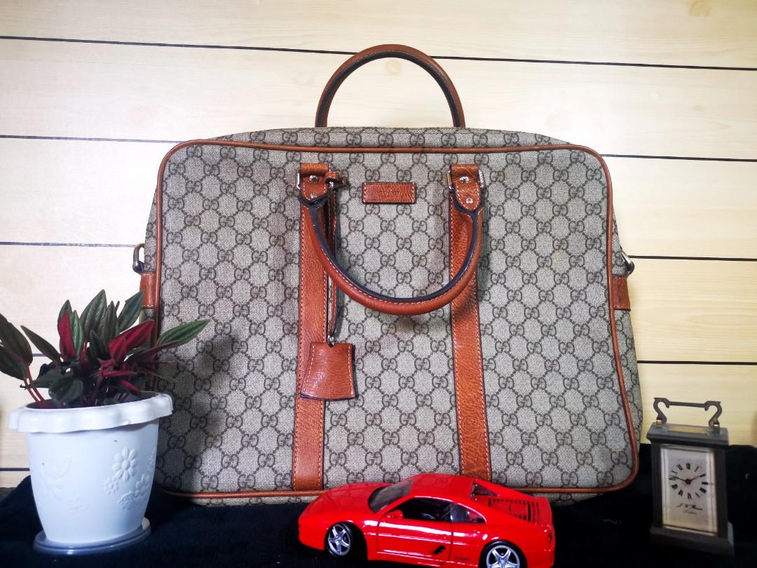 UNISEX GUCCI LAPTOP Bag (Coded) (Category: Luxury Bags & Wallets) located in Cainta. Submitted by joval.villanera (Listing ID 1118066472, Image 1). Description: Brand: Gucci This unisex Gucci Laptop Case is primarily made from multi coated canvas complemented by gold hardware. This bag is in very good pre-owned condition. This usually sells for P4,500 but I will sell it for only P3,000. RFS: Need Funds..