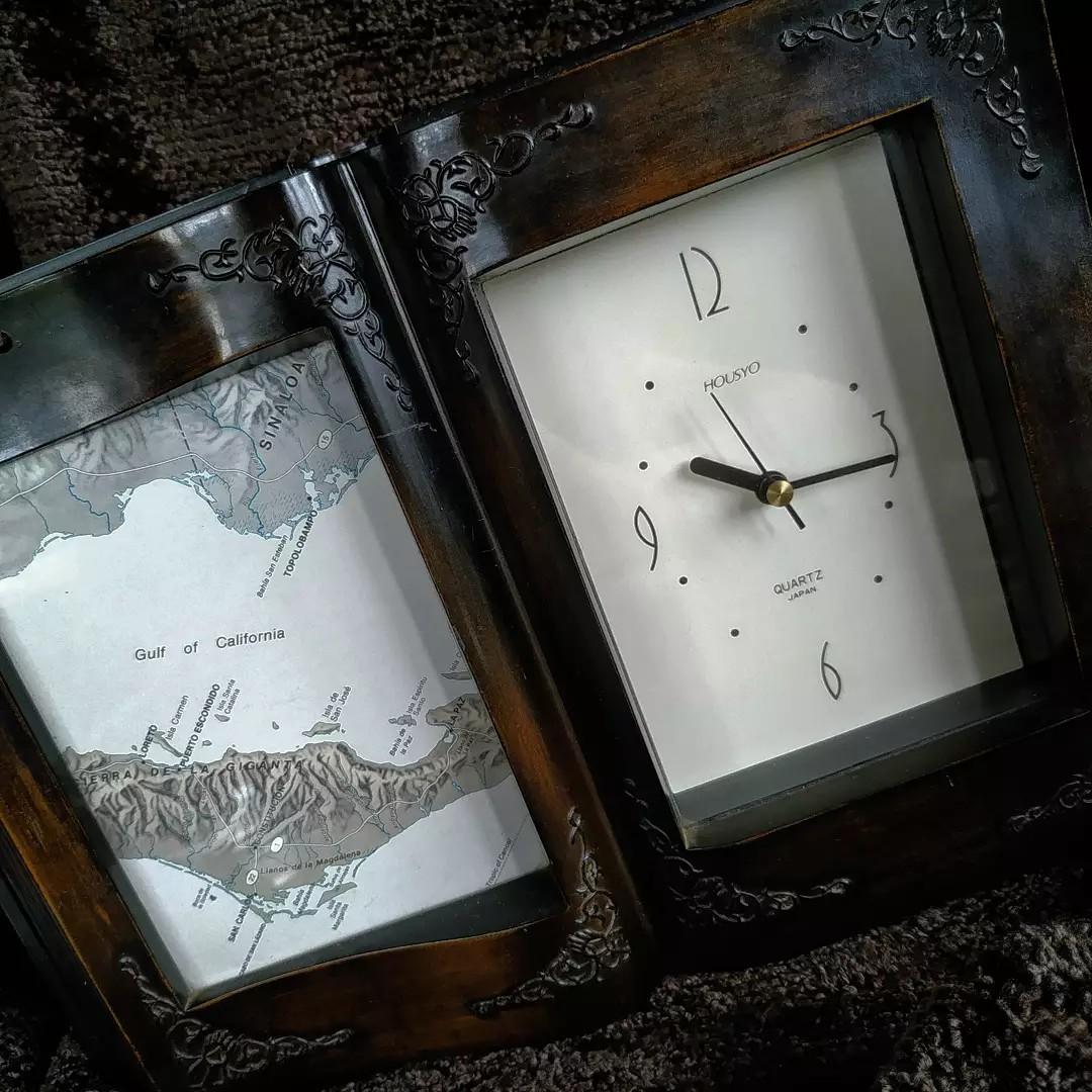 Vintage frame with clock (Category: Frames & Pictures) located in Bay. Submitted by anteroom2020 (Listing ID 1118109467, Image 2). Description: Vintage Frame with clock In good working condition Made of thick plastic Missing battery cap* H(20cm) L(29.5cm) W(3cm) Frame/clock size: 9x13cm.