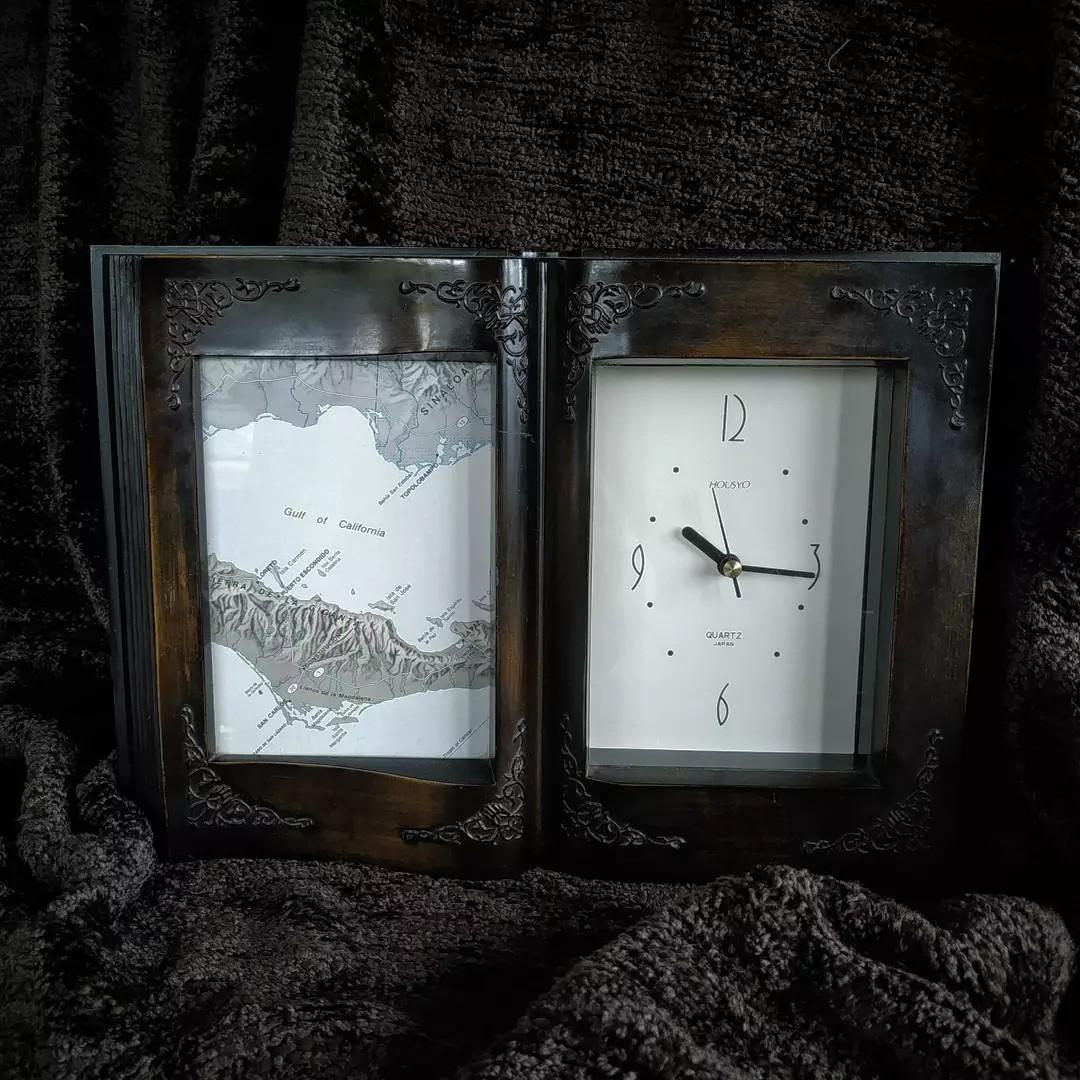Vintage frame with clock (Category: Frames & Pictures) located in Bay. Submitted by anteroom2020 (Listing ID 1118109467, Image 1). Description: Vintage Frame with clock In good working condition Made of thick plastic Missing battery cap* H(20cm) L(29.5cm) W(3cm) Frame/clock size: 9x13cm.