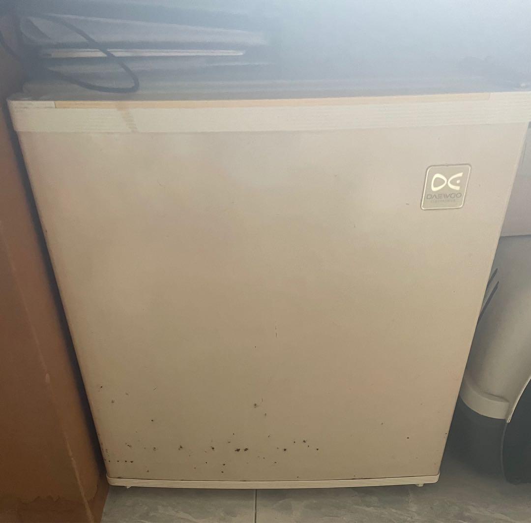 45 litres Daewoo Mini Fridge, TV & Home Appliances, Kitchen Appliances
