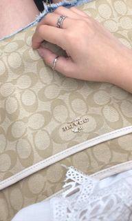 COACH經典老花斜背包