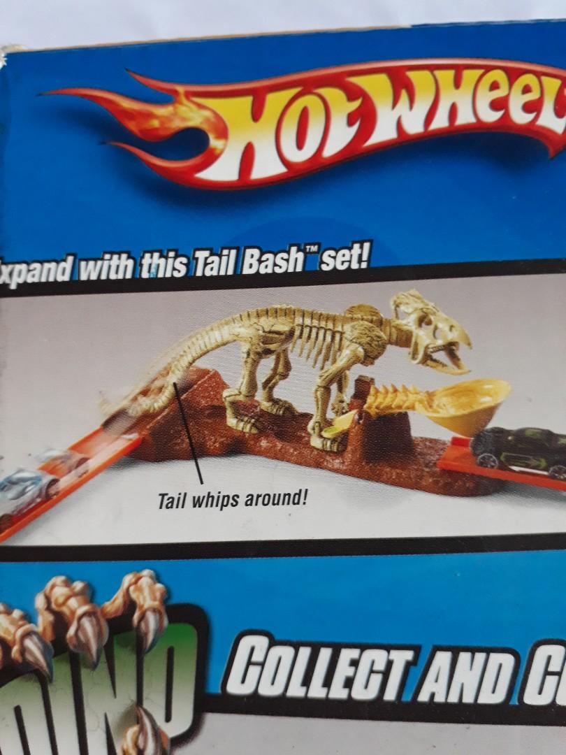 Hot Wheels Tail Bash Dino Trick Tracks Set 