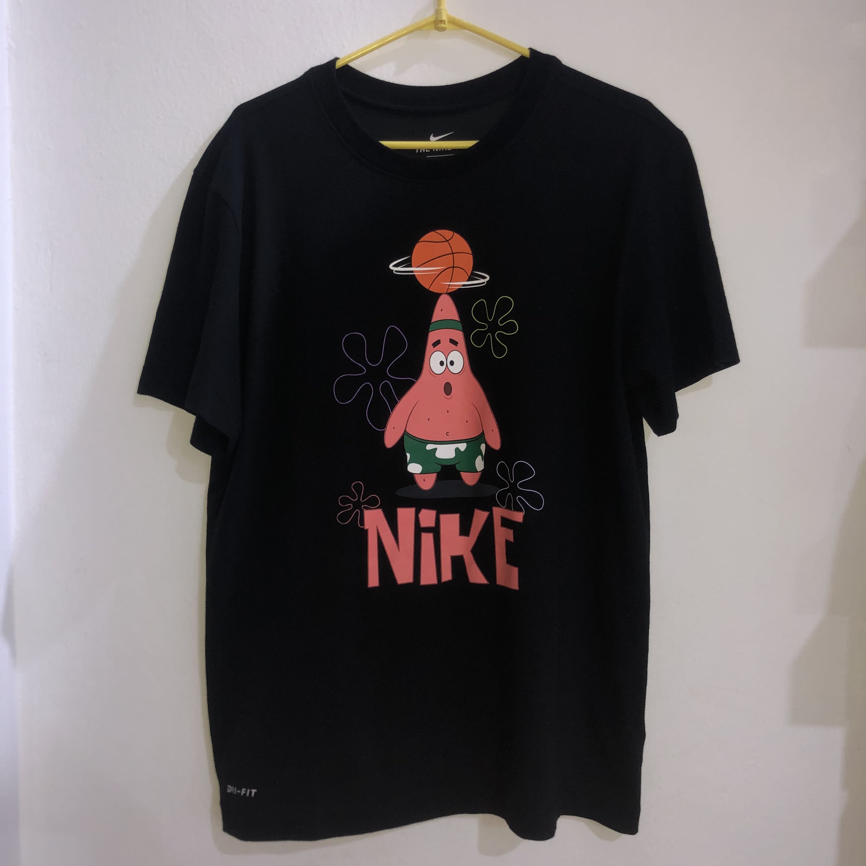 morir Autonomía A tientas Nike Kyrie x Spongebob Dri-Fit Patrick Star (Tee) Shirt, Men's Fashion,  Tops & Sets, Tshirts & Polo Shirts on Carousell