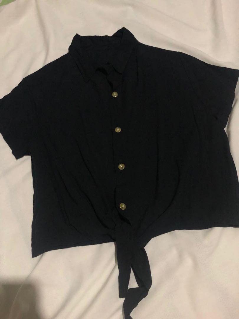 Black top🙈 (Category: Blouses) located in San Jose. Submitted by justcherry (Listing ID 1118411091, Image 1). Description: .