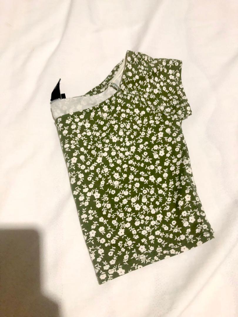 Forever 21 Crop top🥨 (Category: Others Tops) located in San Jose. Submitted by justcherry (Listing ID 1118406616, Image 1). Description: So cute!🙈 Size large but runs small..