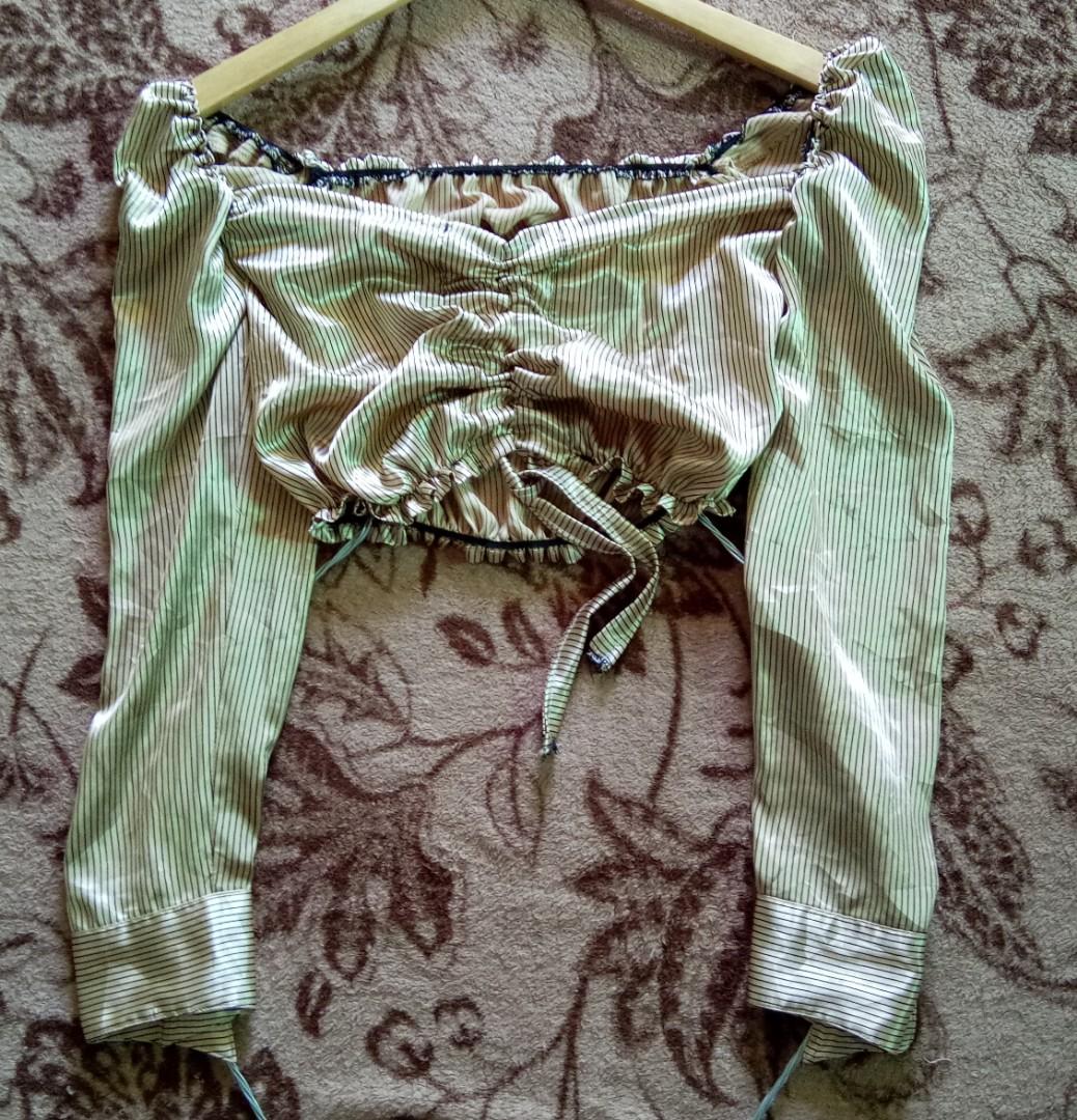 Gold Satin Puffsleeves croptop (Category: Others Tops) located in Santo Domingo. Submitted by sunshine_6828 (Listing ID 1118484392, Image 1). Description: small to med.
