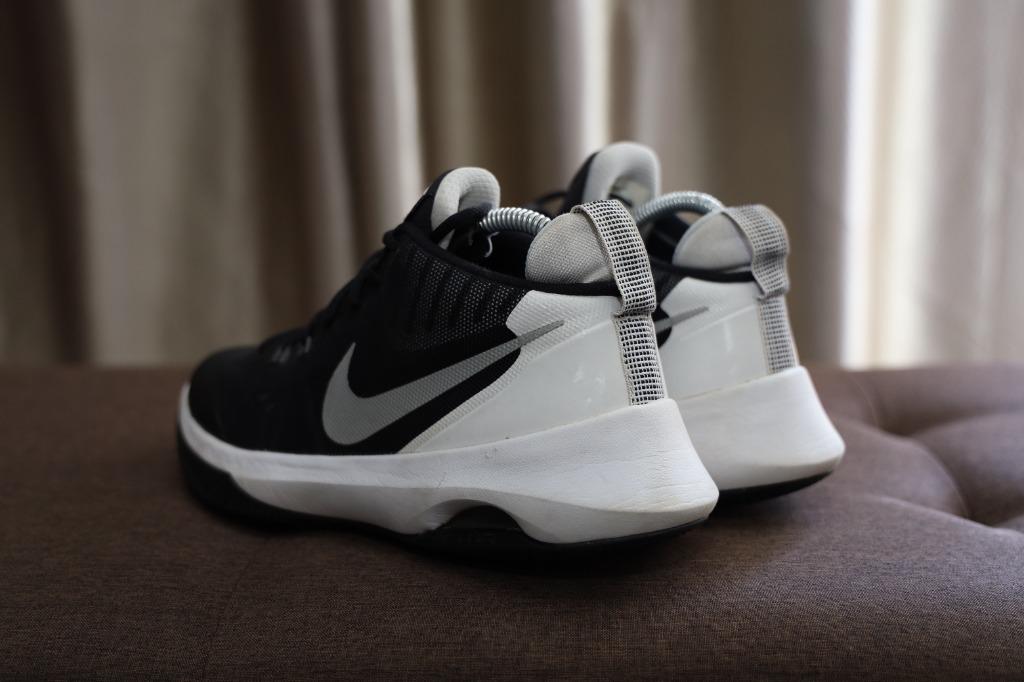 Nike men's air versatile clearance basketball shoe