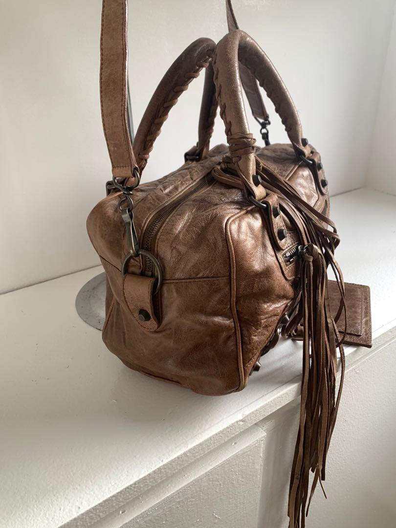 ORIGINAL. BAKENCIAGA THE BOX (Category: Luxury Bags & Wallets) located in Manila. Submitted by raila.bags (Listing ID 1118407472, Image 2). Description: 101%original po eto wala butas or punit sign of usage cyempre meron preloved eto..