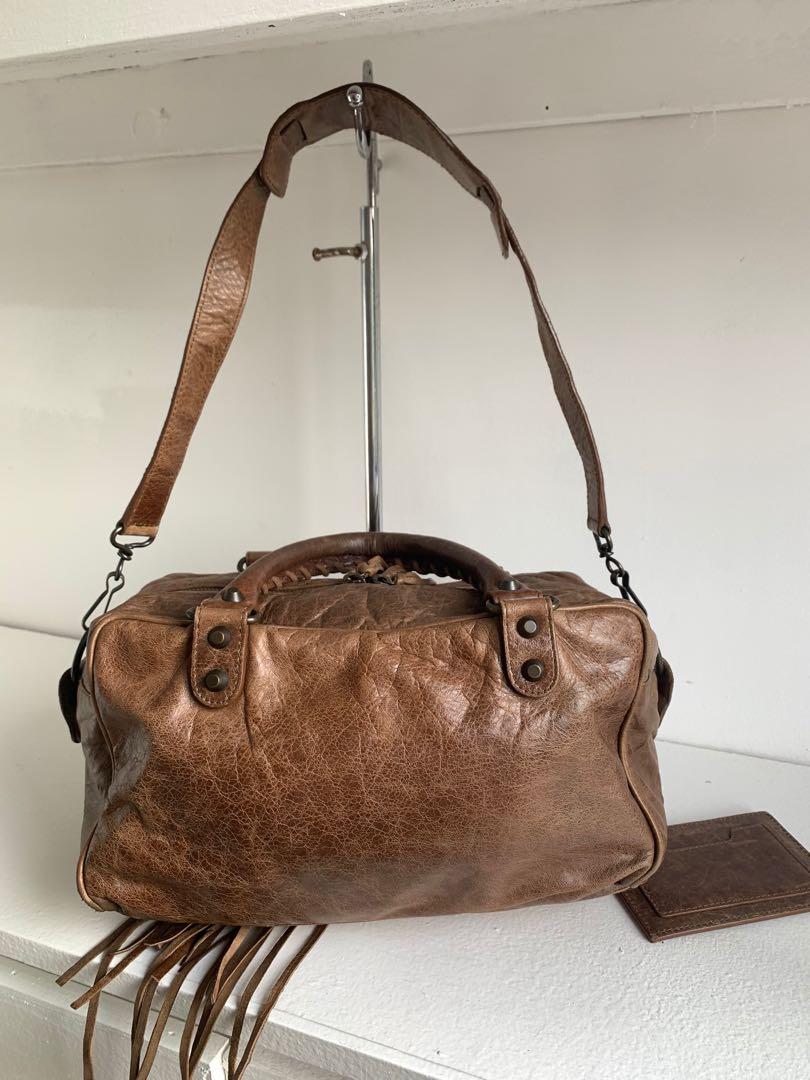 ORIGINAL. BAKENCIAGA THE BOX (Category: Luxury Bags & Wallets) located in Manila. Submitted by raila.bags (Listing ID 1118407472, Image 3). Description: 101%original po eto wala butas or punit sign of usage cyempre meron preloved eto..