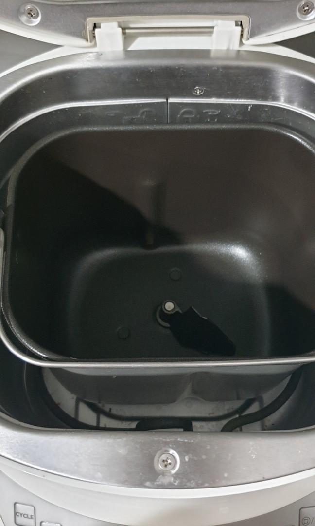 Philips Breadmaker (Category: Cookers) located in Singapore. Submitted by candy1888 (Listing ID 1118525602, Image 2). Description: Seldom used breadmaker..