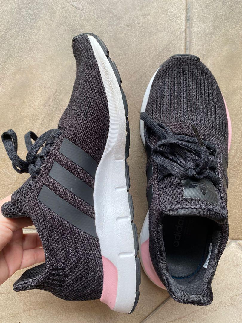 Adidas swift run deals black and pink
