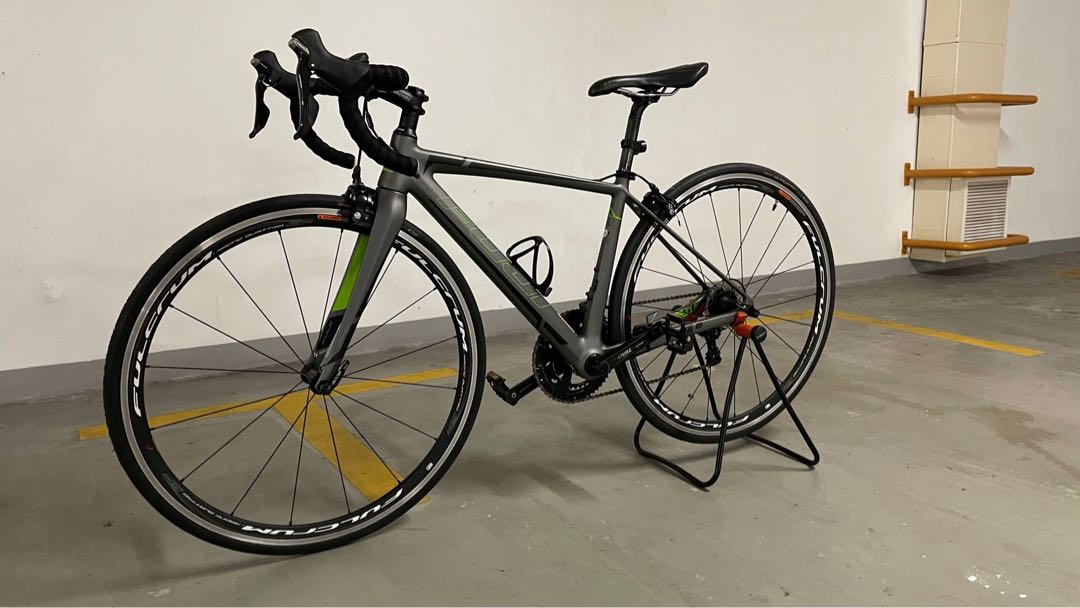 Fuji SL2.3 Carbon Road Bike Sports Equipment Bicycles Parts