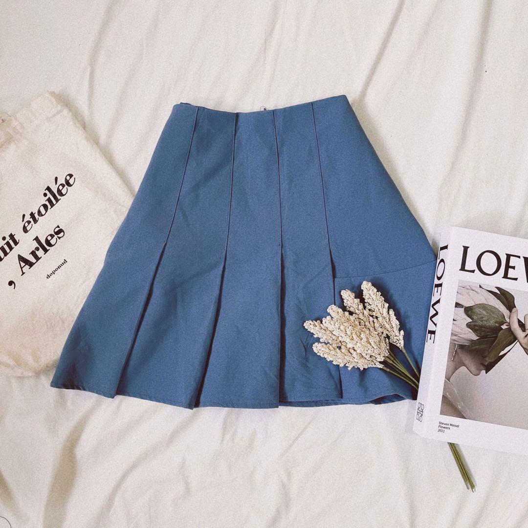 Large Blue Pleated Skirt (Category: Skirts) located in Tiaong. Submitted by pixieapparelph (Listing ID 1122938140, Image 1). Description: •size: fits L-XL •waistline: 30-32” (zipper) •length: 17” .