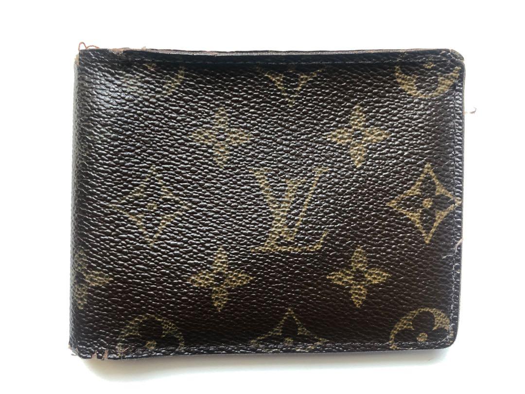 LV Men monogram bifold wallet authentic (Category: Luxury Bags & Wallets) located in Makati City. Submitted by littonton (Listing ID 1122973200, Image 2). Description: Please see photos for issues. Condition5/10 Comes with box and pouch.