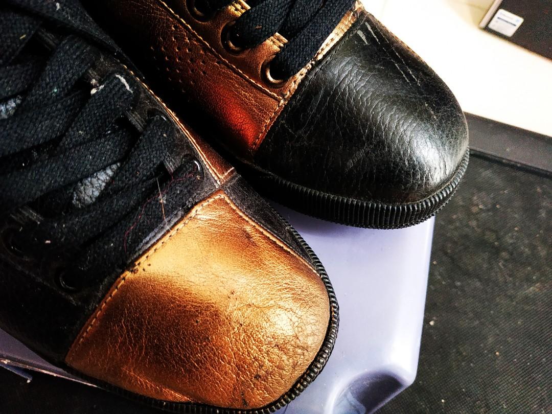 Raf Simons X Fred Perry Leather Sneakers (Category: Sneakers) located in Muntinlupa City. Submitted by silent_mute (Listing ID 1123017942, Image 2). Description: Please note some marks of the toe part. Gcash/BPI/BDO.