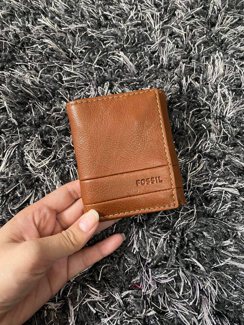 FOSSIL Branded Mens Small Trifold Leather Wallet, Men's Fashion, Watches &  Accessories, Wallets & Card Holders on Carousell