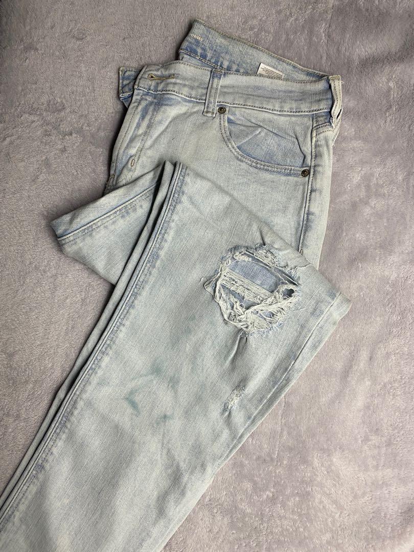 Old Navy Boyfriend Ripped Jeans (Category: Jeans) located in Manila. Submitted by beashops (Listing ID 1124834124, Image 1). Description: Brand: Old Navy Size: 6 Used twice Shipping: JNT or GoGo Express shouldered by the buyer.