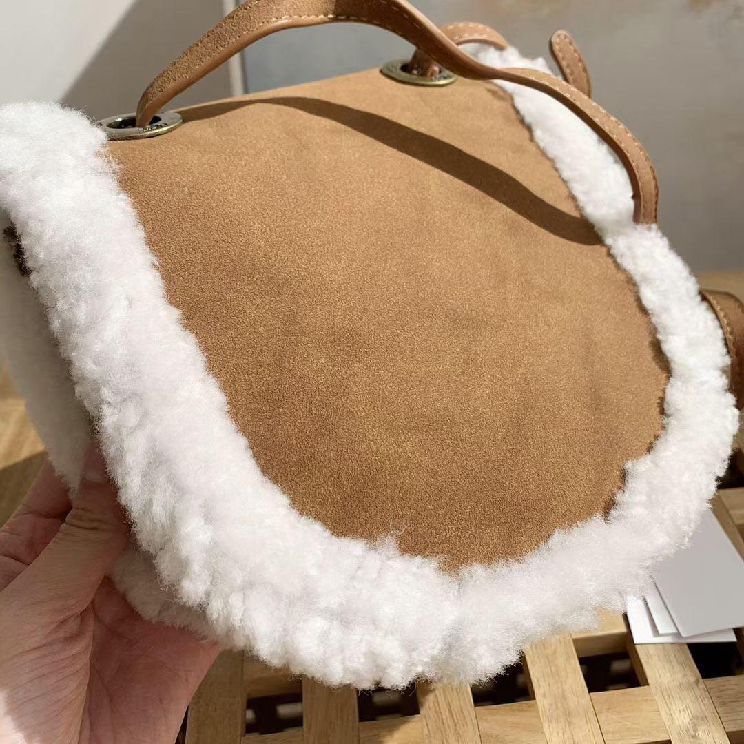 全新正品ugg bag ugg 手袋ugg斜孭袋, 女裝, 手袋及銀包, 多用途袋