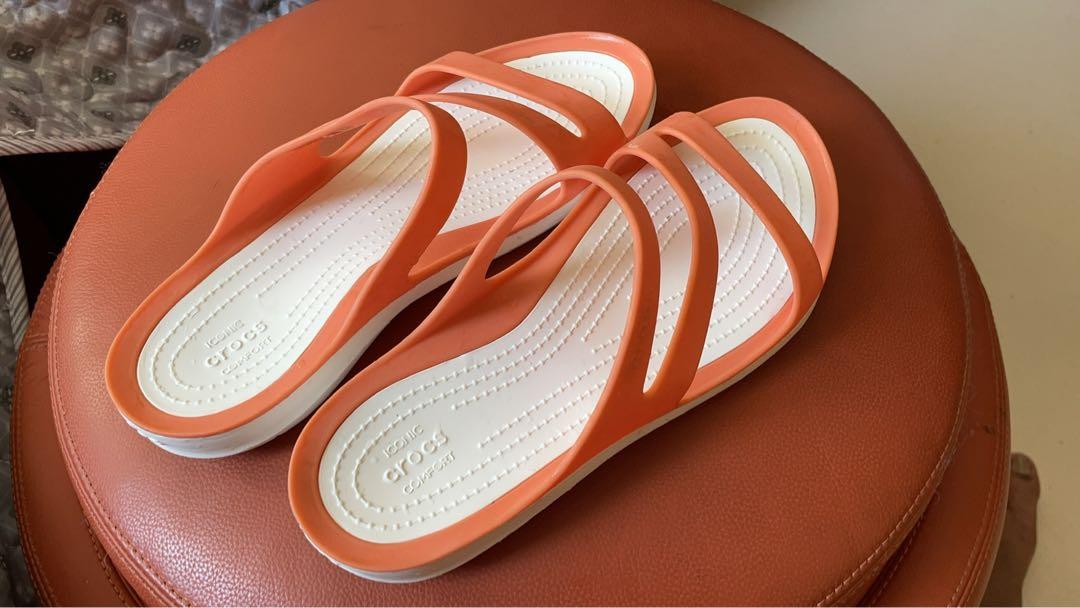 Crocs casual flip flop