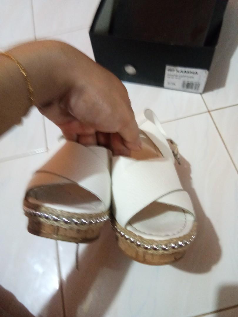 Dune top karena wedges