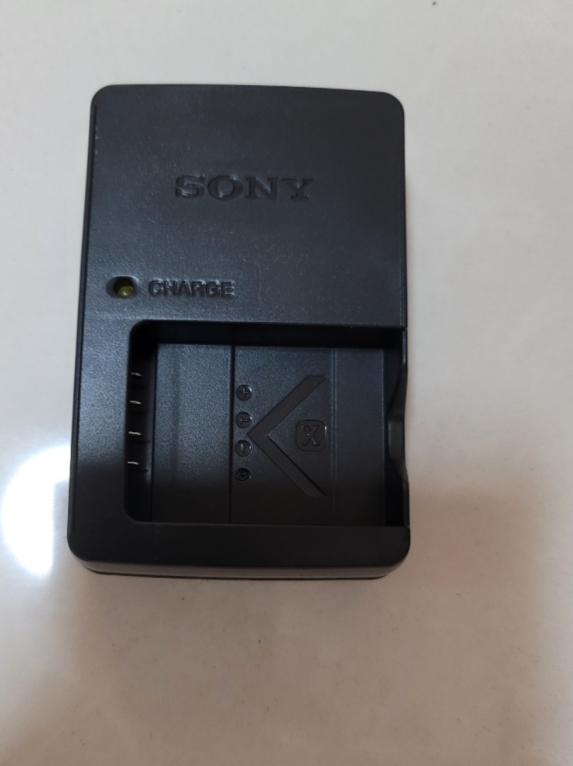 Sony camera battery charger, Photography, Photography Accessories, Batteries & Chargers on Carousell