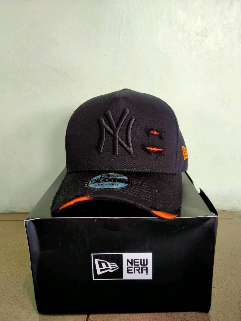 Topi New Era Yankees Ripped Sobek Hitam 