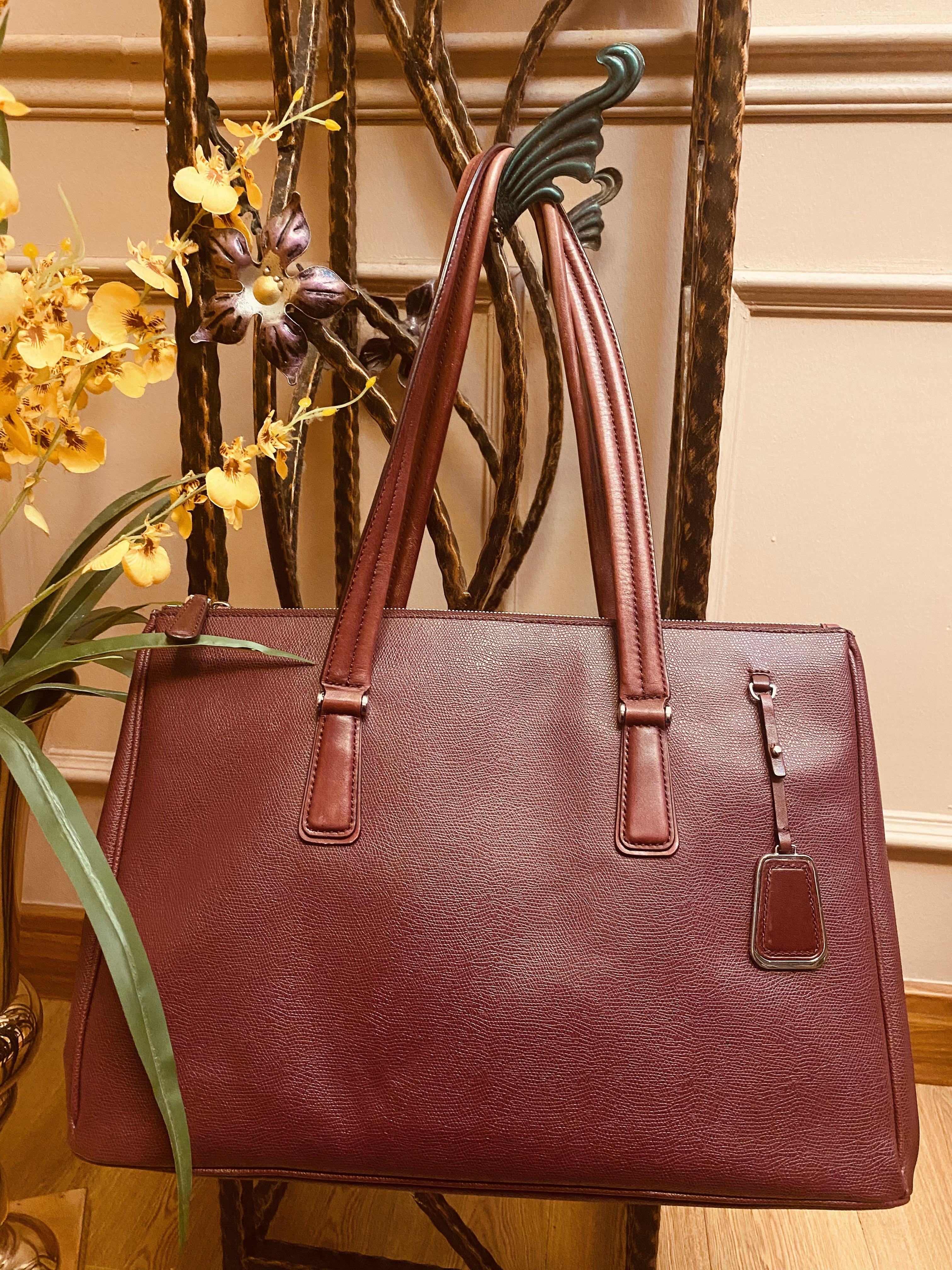 Authentic Tumi (Category: Purses & Pouches) located in Johor Bahru. Submitted by cik.fafa (Listing ID 1125213686, Image 1). Description: Office bag. Can fit A4 size. Fully leather. Zip ykk, tumi brand tag. Got hidden pocket. Faded at handle but doesn’t effect overall condition. Offer your price☺️ 📦 buyer pay directly to jnt (dfod).