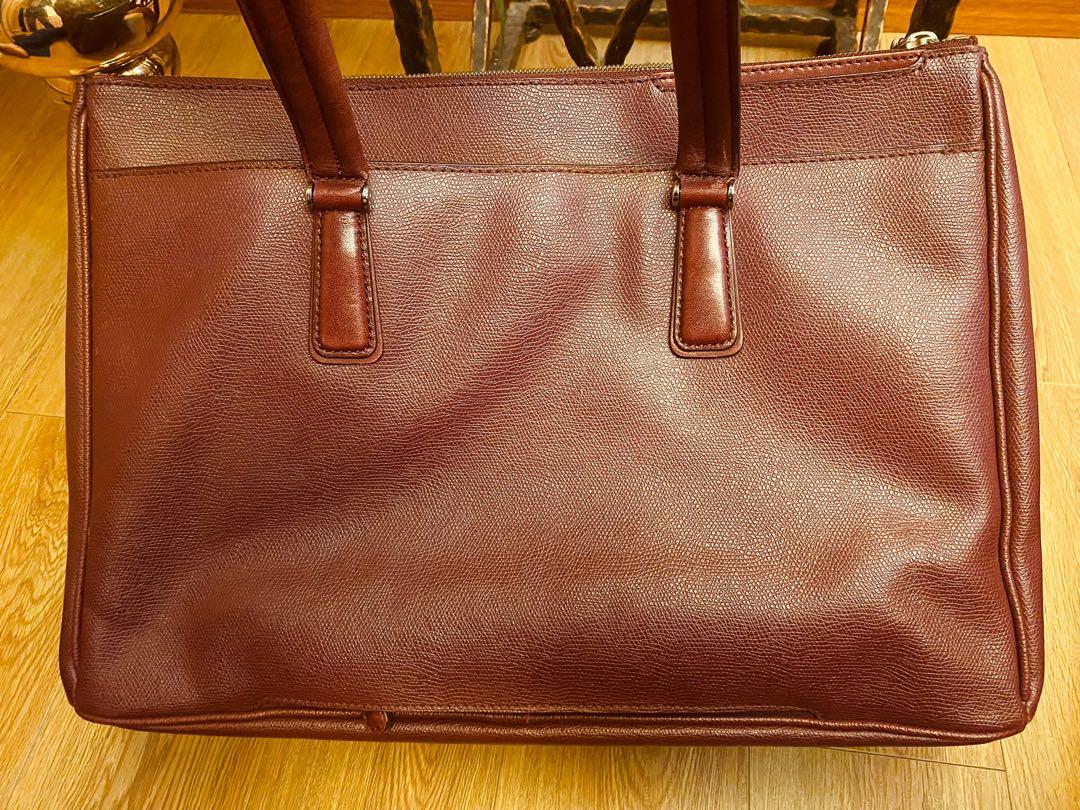 Authentic Tumi (Category: Purses & Pouches) located in Johor Bahru. Submitted by cik.fafa (Listing ID 1125213686, Image 2). Description: Office bag. Can fit A4 size. Fully leather. Zip ykk, tumi brand tag. Got hidden pocket. Faded at handle but doesn’t effect overall condition. Offer your price☺️ 📦 buyer pay directly to jnt (dfod).