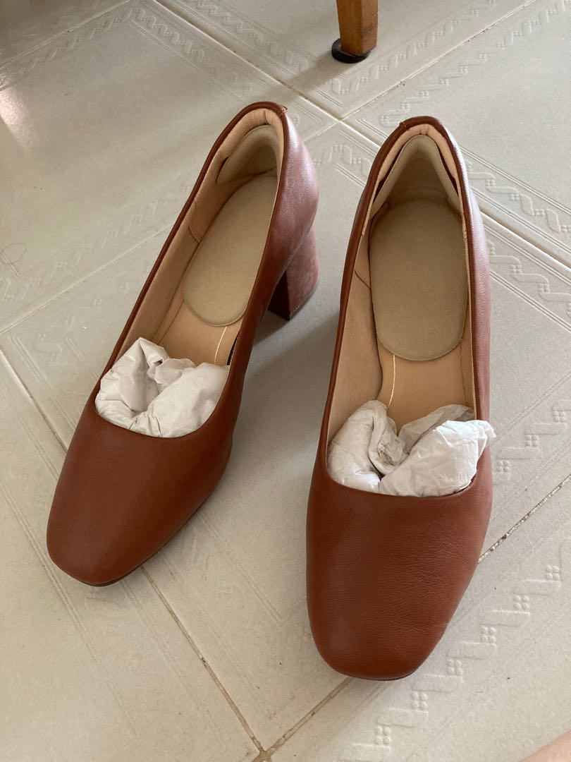Clarks tan deals heels