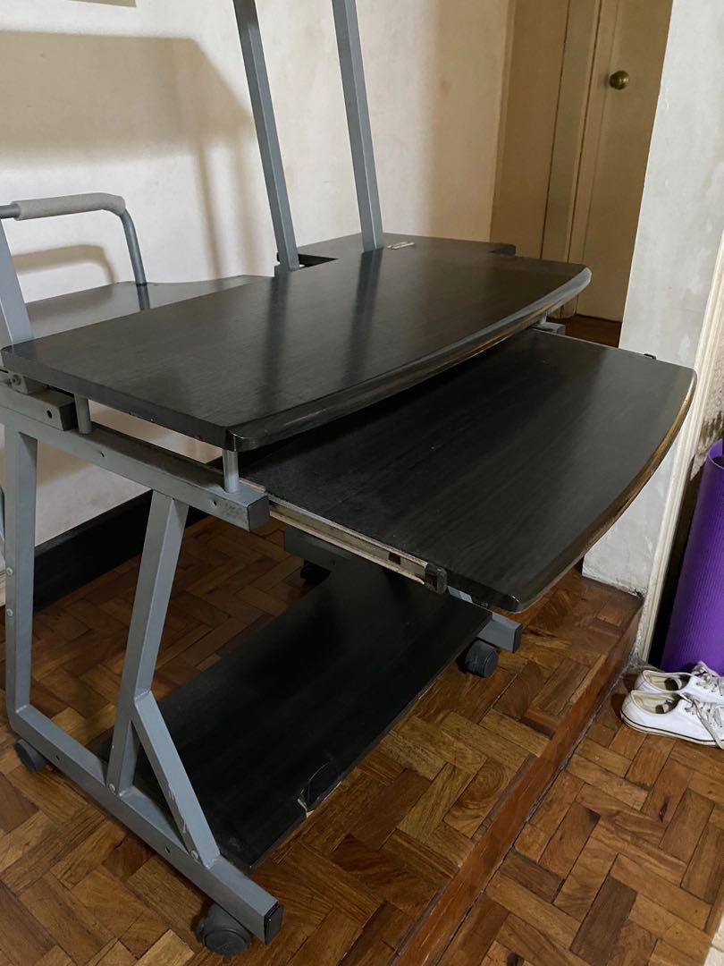 Computer Table (Category: Office Furniture & Fixtures) located in Las Pinas. Submitted by toni_07 (Listing ID 1125104385, Image 3). Description: 2nd hand computer table Still sturdy and usable, just needs to be cleaned For pick up only at Las Piñas (near Southmall) or lalamove (fee paid by buyer).