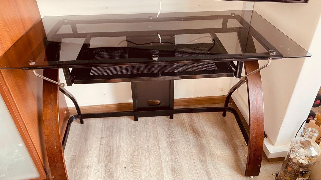 Computer Table (Category: Tables & Sets) located in Singapore. Submitted by mr__handyman (Listing ID 1125154010, Image 2). Description: Size w120 d 60 h80.