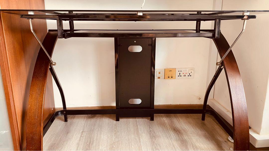 Computer Table (Category: Tables & Sets) located in Singapore. Submitted by mr__handyman (Listing ID 1125154010, Image 3). Description: Size w120 d 60 h80.