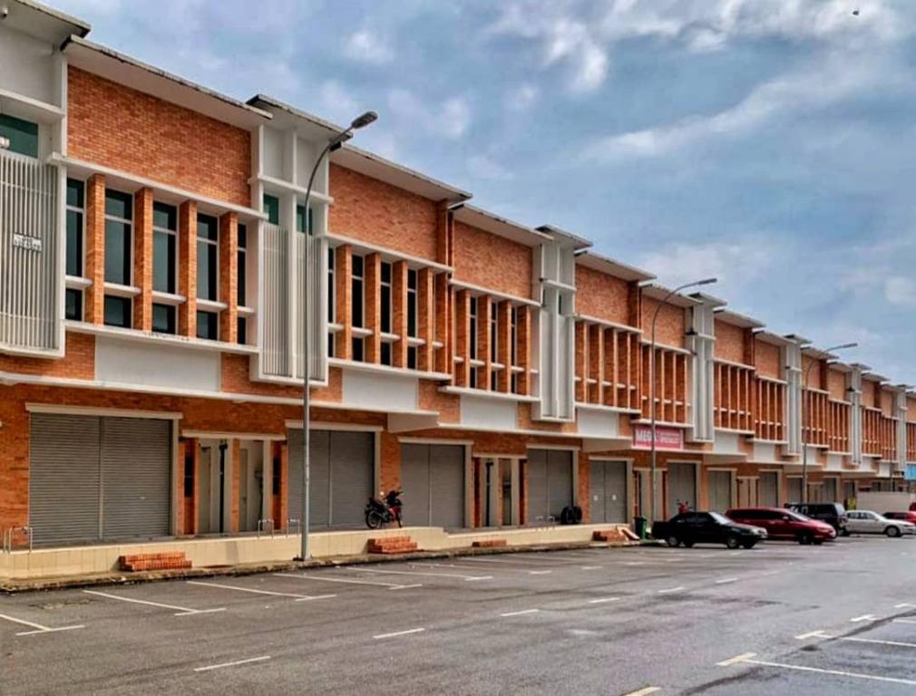 First Hand unit facing SILK highway shoplot for rent at Goodview