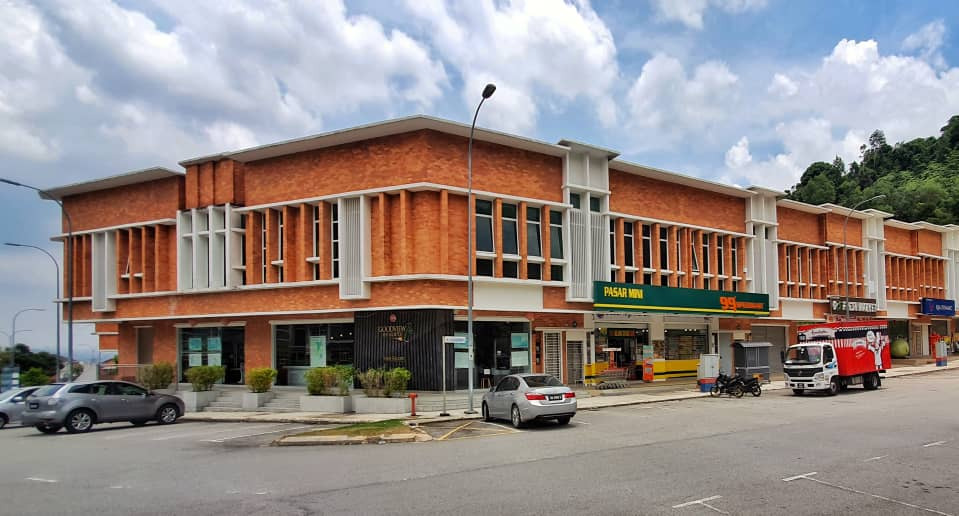 First Hand unit facing SILK highway shoplot for rent at Goodview