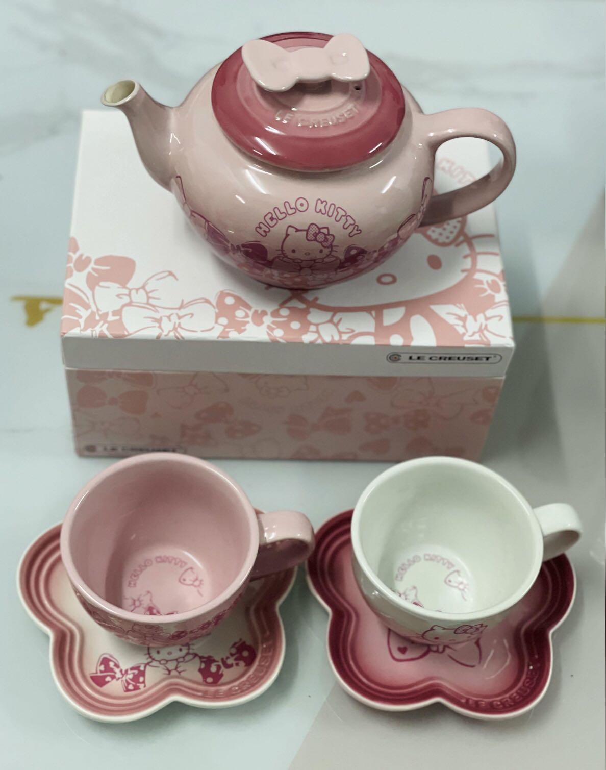 Le Creuset x Hello Kitty 茶壺 + 杯碟套 正品全新有盒(版主收藏）, 傢俬＆家居, 廚具和餐具, 茶具配件