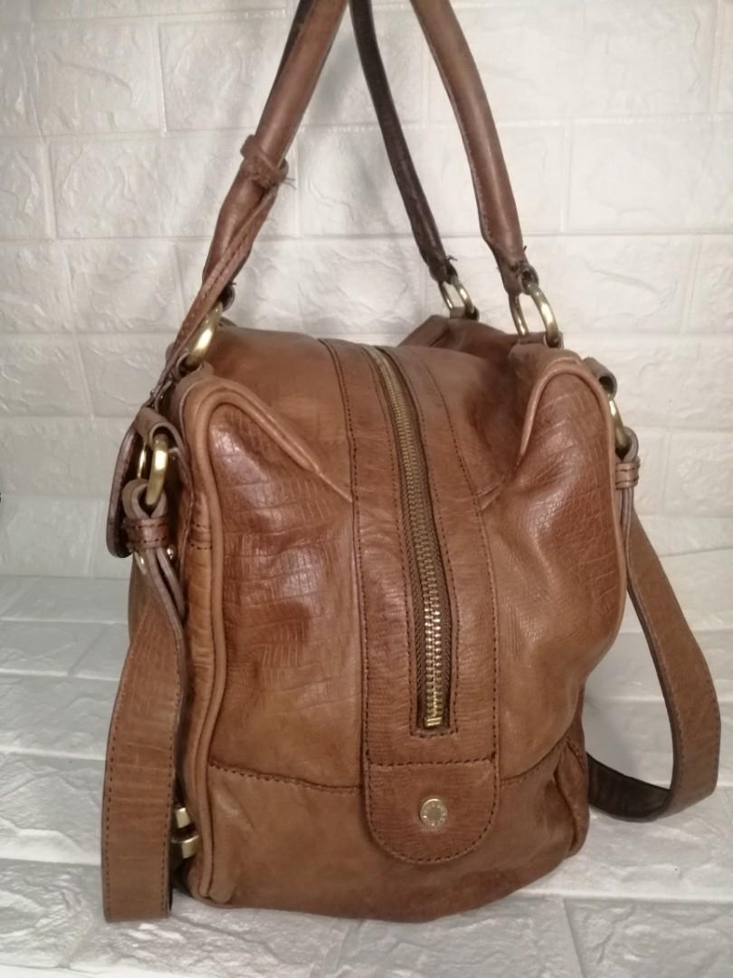 BCBG Maxazria Satchel Leather Bag (Category: Luxury Bags & Wallets) located in Las Pinas. Submitted by etoksi1234 (Listing ID 1125290763, Image 3). Description: Pre-loved BCBG Maxazria Satchel Leather Bag... Large size bag... Gold Tone hardware... Zip closure... With signs of usage on the hardware (tarnish) Size: L-12"x H-9" x D-7" Please manage your expectations. All sales are final. Kindly examine pictures carefully when buying online. No retur