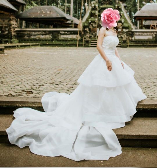 beautiful plain wedding dresses