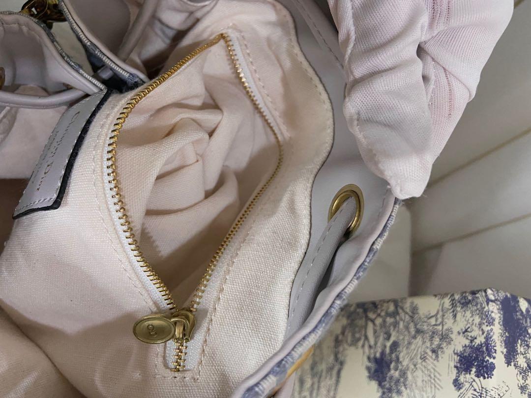 Dior oblique bucket bag from japan (Category: Luxury Bags & Wallets) located in Mandaluyong City. Submitted by japanandsingaporeluxepreloved (Listing ID 1125315583, Image 3). Description: .