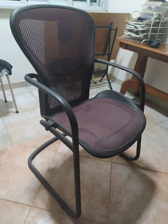 Aeron store side chair