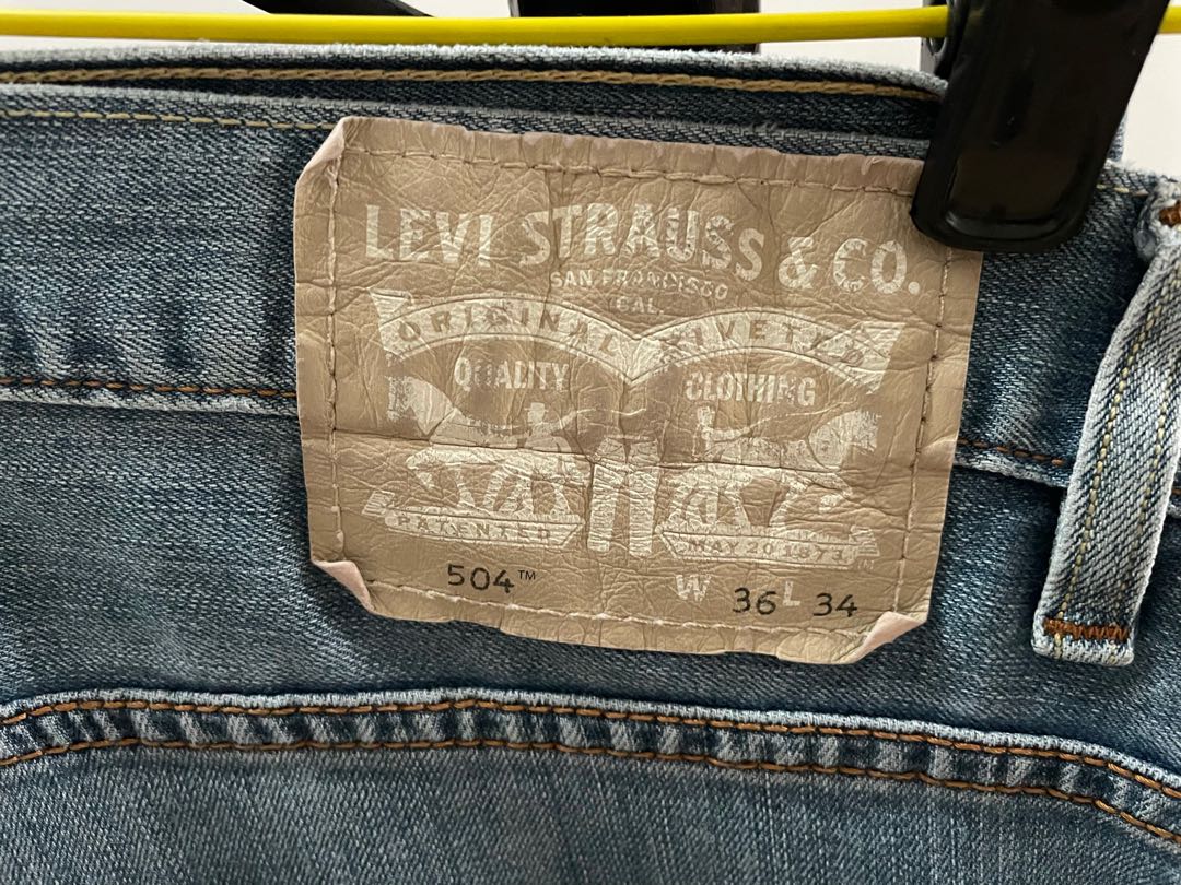 Jeans Levis 504 original bekas, Fesyen Pria, Pakaian , Bawahan di Carousell