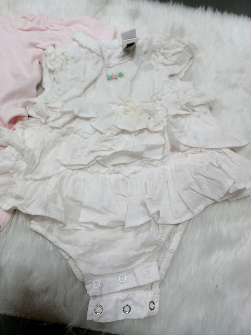 LITTLE ME BABY ONESIS (Category: Babies & Kids Fashion) located in Manila. Submitted by kzpot (Listing ID 1125475102, Image 3). Description: BRAND: LITTLE ME 3-6MONTHS PRELOVED WITH WASHABLE STAIN VGUC.