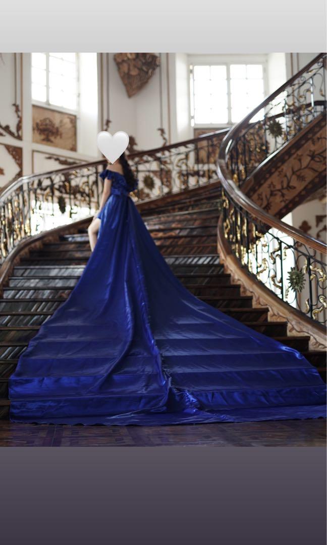 Dress with long trail sale
