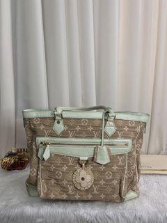 (Category: ) located in . Submitted by japanandsingaporeluxepreloved (Listing ID 1125317410, Image 1). Description: .
