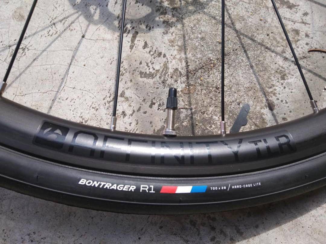 NEW 700C BONTRAGER AFFINITY TLR WHEELSET COME WITH 28C TYRE TIRES COMPLETE SET WITH ROTOR 160MM SM RT70 S