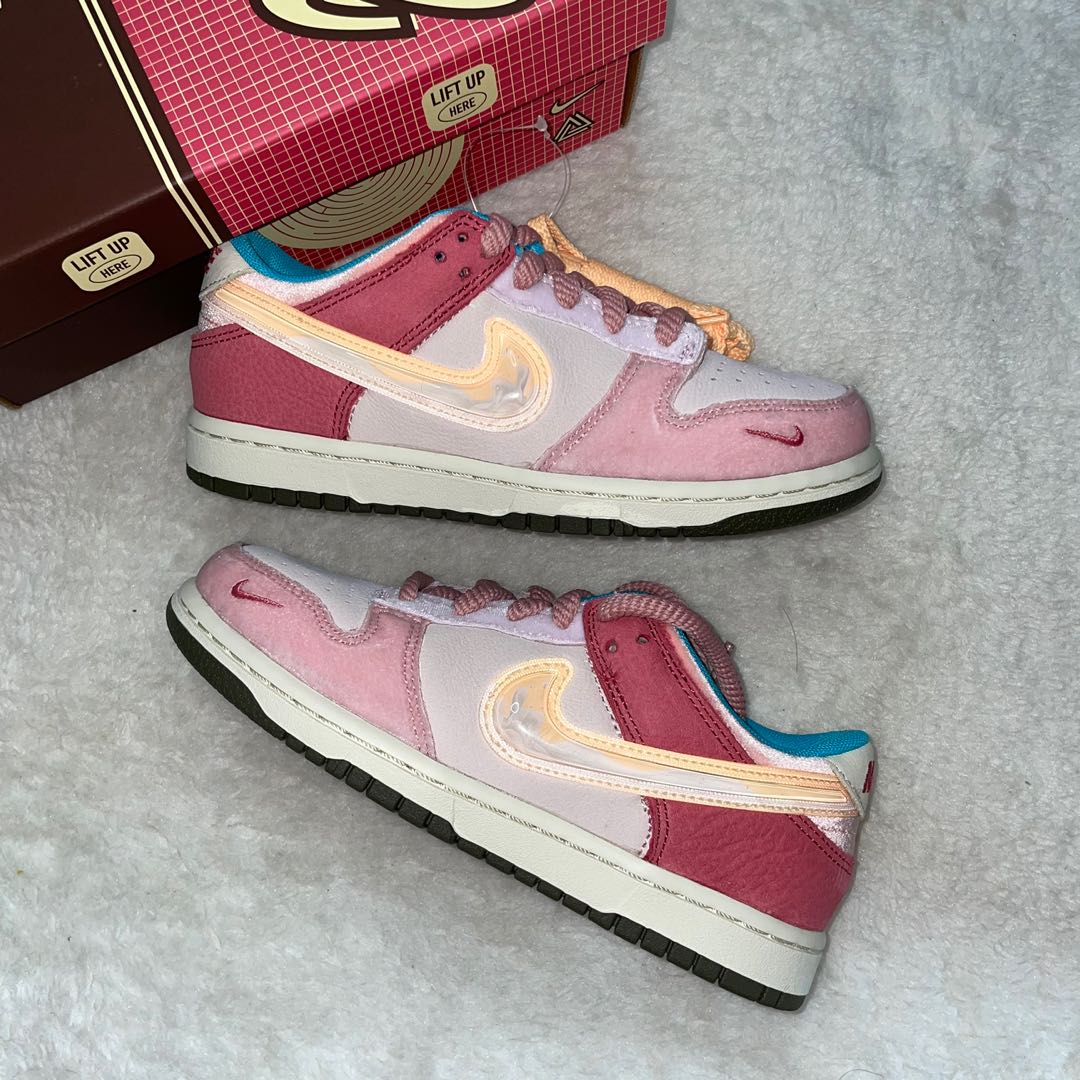 dunk low strawberry milk