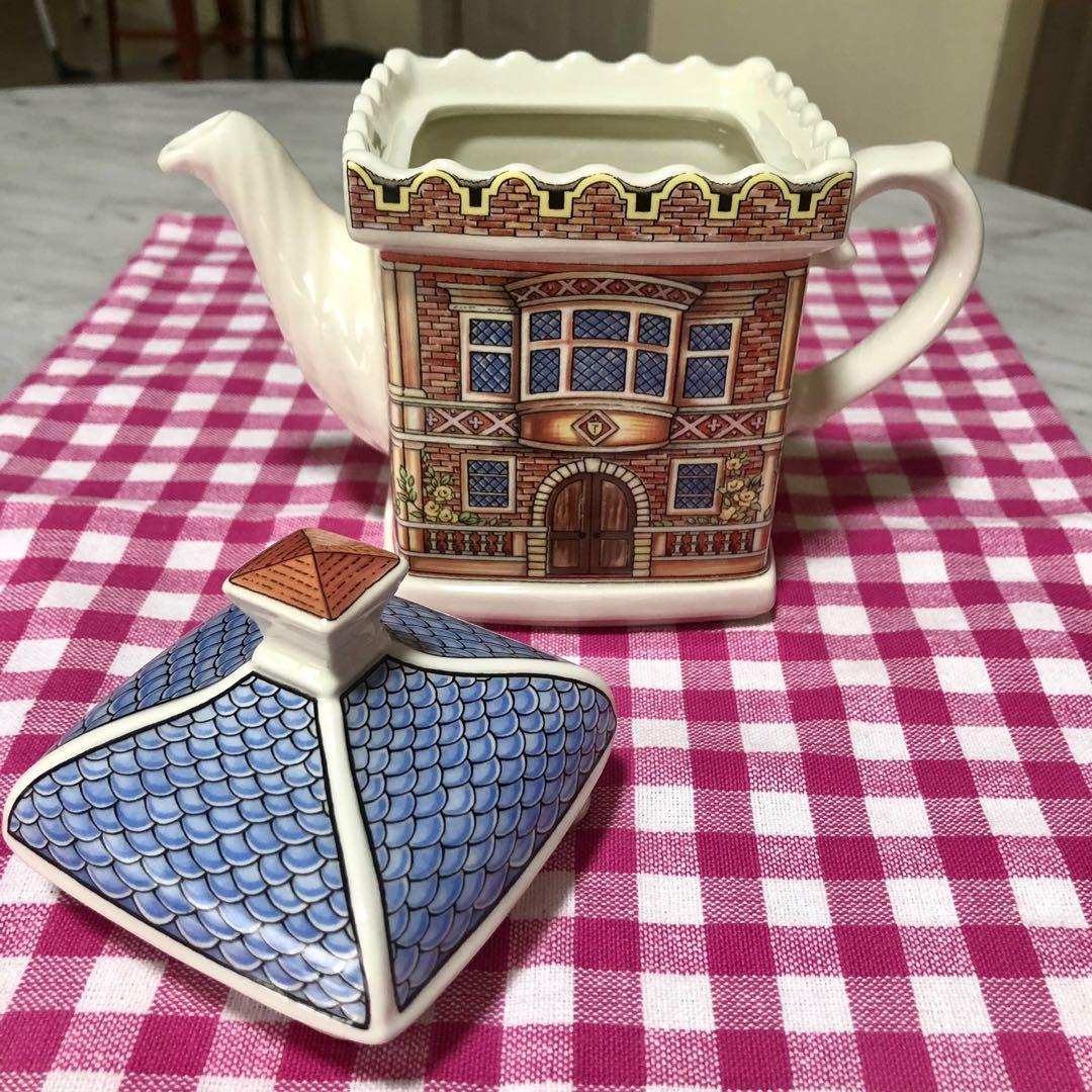 Sadler Teapot depicting THE ELIZABETHAN HOUSE Made In England, Hobbies